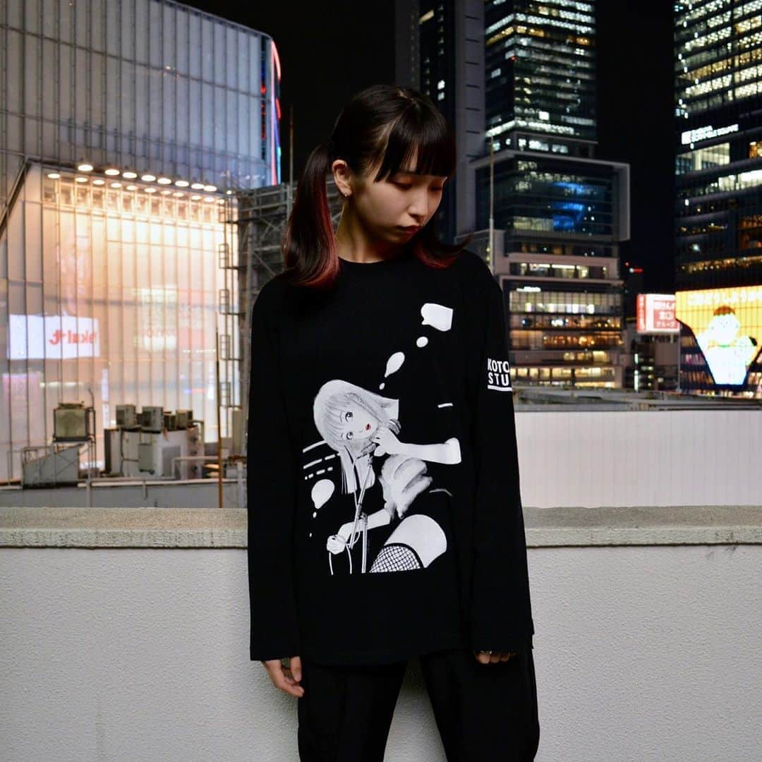 江口寿史のインスタグラム：「ヴィレッジヴァンガード×ひばりくんコラボロンＴin 渋谷。 Model @yzkyun   ヴィレッジヴァンガード オンラインストアにて受注開始 10/30(金)18:00〜11/8(日)23:59  https://www.village-v.co.jp/news/item/7652」