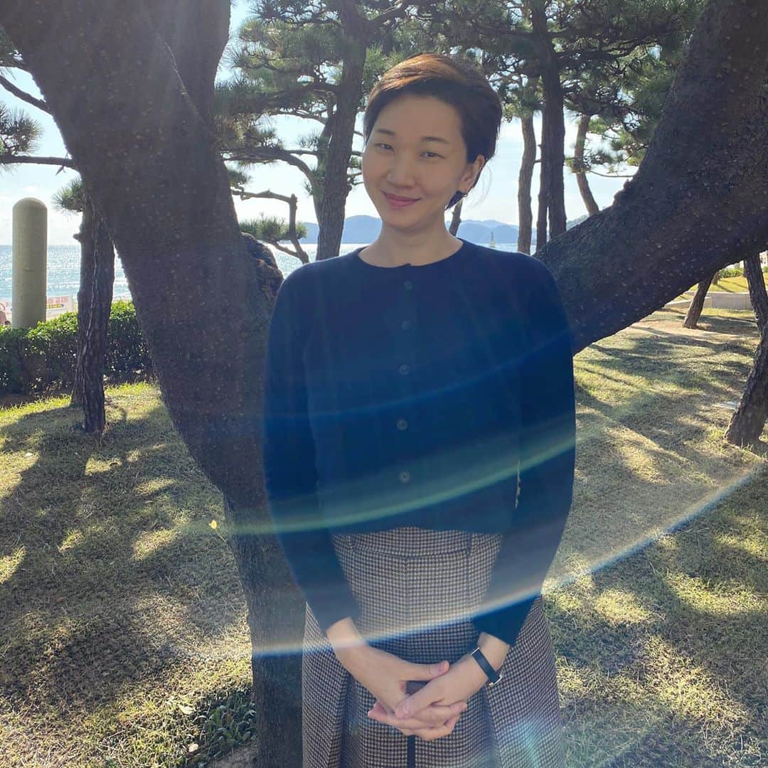 チャン・ユンジュのインスタグラム：「부산 국제 영화제에서 세자매 시사회와 GV를 마치고.  영화도 너무 잘 나오고. 기분 좋게 바람을 느끼고 있네요. 💜 #어제찾아주신관객분들감사해요  #진한여운이남는영화  #영화세자매 #세자매」