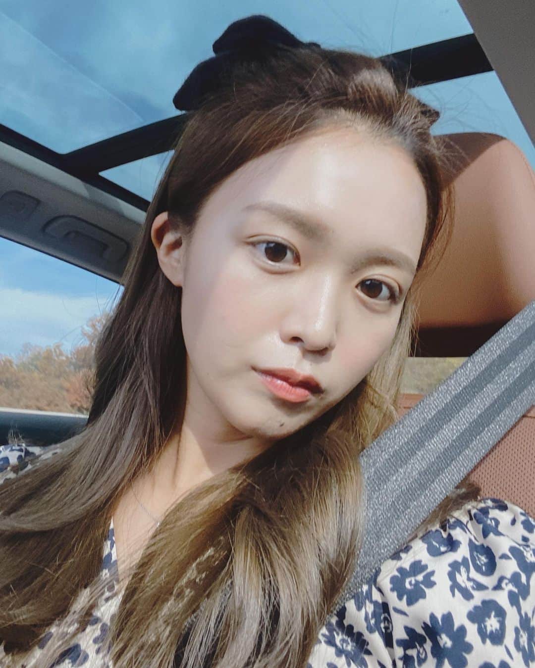 キム・ダヘのインスタグラム：「몇년만에 어플로 찍어보눈거같다,, 혜은찡 셀카가 너무 이뻐서 대체 뭐로 찍냐눈거니까 푸디라해서 푸디를 켜봐쑴니다... 😎 오늘은 시댁식구들이랑 경주가는데 차가 너무너무 막혀서 다섯시간째 차에 있아요,,, 우리 다들 힘,,」