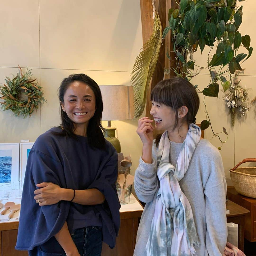 花田美恵子さんのインスタグラム写真 - (花田美恵子Instagram)「展示会とかあんまり行くタイプじゃないけれど、大好きな女性に会いたくて、鎌倉まで行って来ました💛  TAARA 2021SS  可愛かった😍  @taara_megumi さんみたいに、おしゃれで優しくてヨガも上手な人間になりたい✨といつも思います  海で過ごす方やヨガ好きな方に根強い人気のTAARAの展示会は今日が最終日です〜  可愛いトップスが届くの、楽しみにしてます♪  #tokyolife #goto #kamakura #swimwear #yoga #smile #misshawaii #happytogether  #会いたかった #おかえりなさい　#大好きな人」10月17日 7時43分 - hawaiimieko