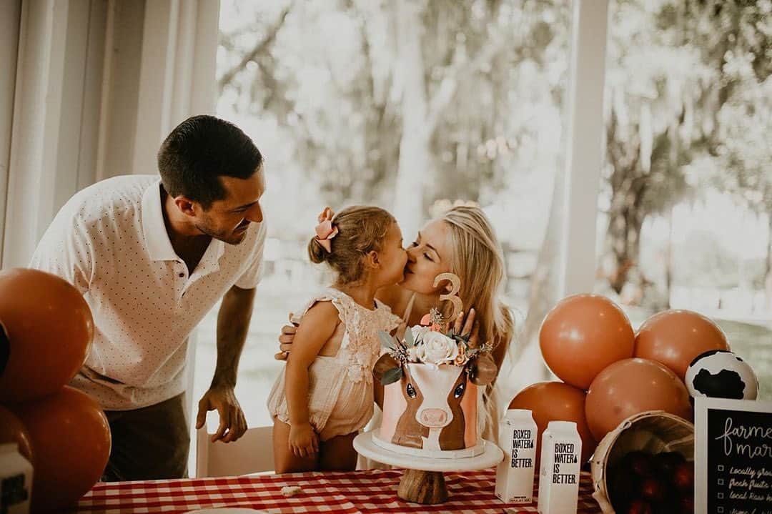 のインスタグラム：「Supermom Kati making every little birthday party detail perfect. All the way down to the sustainable and 100% recyclable ♻️ hydration.  📷: @katiheifner」
