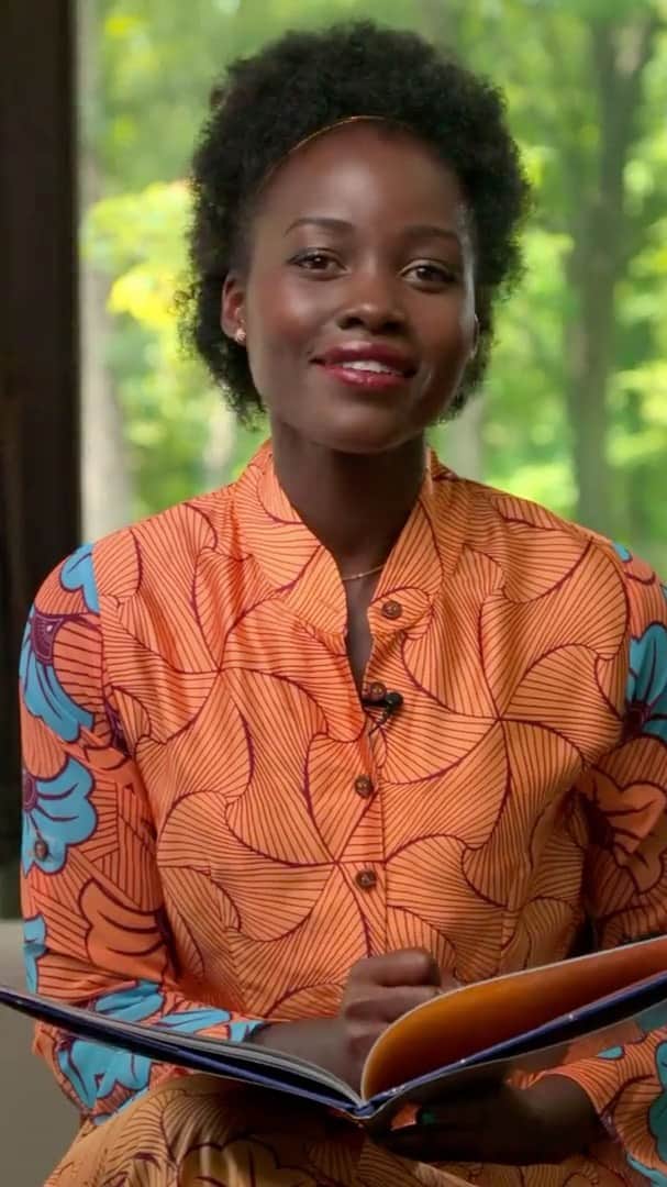 ルピタ・ニョンゴのインスタグラム：「In the book, Sulwe takes an adventure through the beautiful, dark night sky to learn to love her complexion and understand that true and lasting beauty comes from within. It's been a dream surpassed for me to share this message with all of you over the past year and to create this space for dark-skinned children to see themselves in a land of imagination. Enjoy this storytime and sweet dreams!! @NetflixFamily」