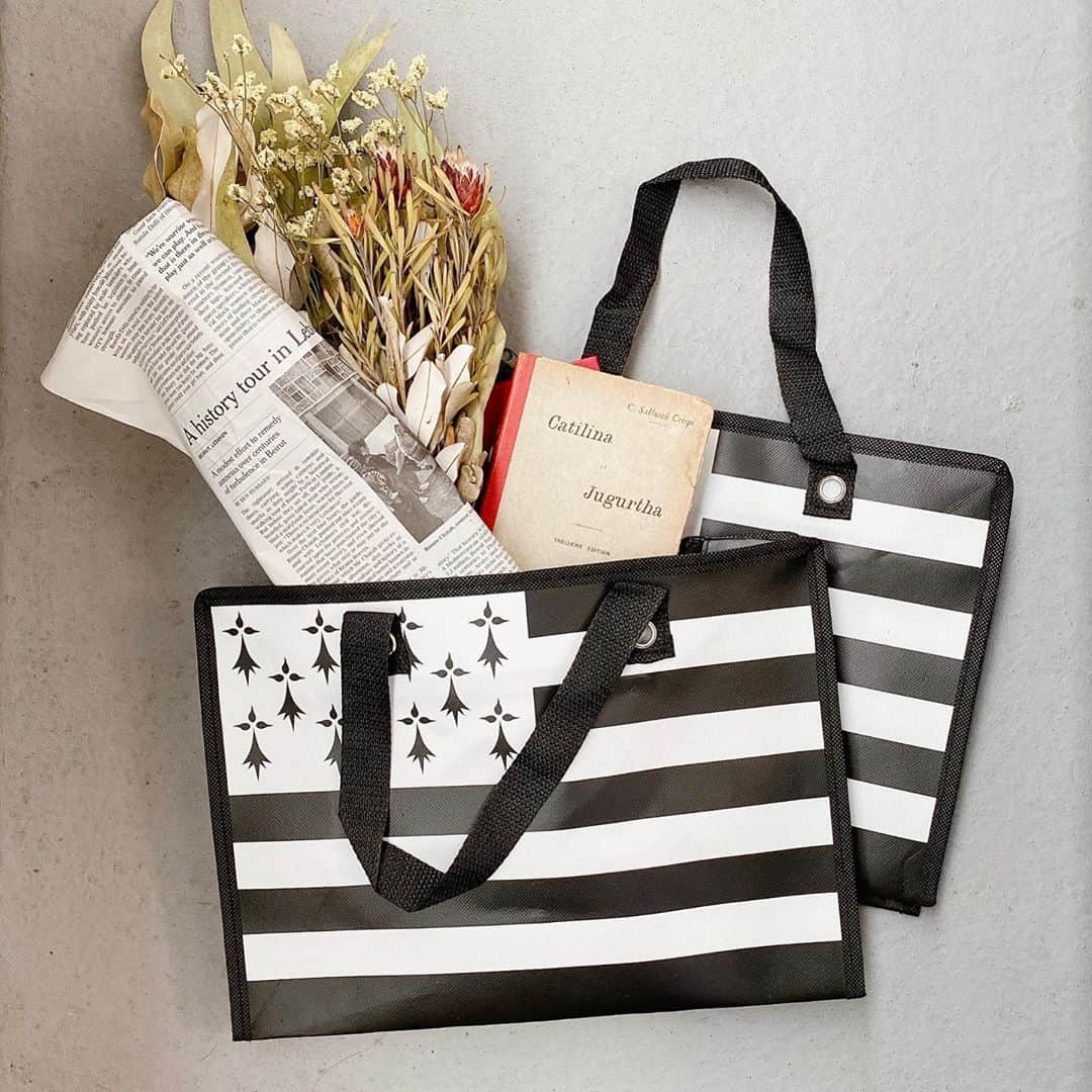 のインスタグラム：「「おしゃれはエコBAGから」  2020年 ファッショニスタの間で噂されています（作りました）  パキッとした モノトーンのランチBAG フランス西部にあるブルターニュ地方の国旗がモチーフ  モノトーン、モード、シック、シンプルなファッションに BAGがポイントになり 一気にオシャレ度UPです  ランチBAGといいつつ 高さ24.5cm 幅33cm マチ11.5cm 結構たっぷり入ります！ ちょっとしたお買い物時のエコBAGとしても活躍しそう。。！  雨の日も安心！ 水分をはじく加工がされています。ファスナーも付いているので安心です。  France　ブルターニュ地方 国旗モチーフ　ショッピングBAG 1,100yen(+tax)  オンラインショップでもご購入いただけます。  #エコバッグ#ランチバッグ#パリ雑貨#paris#トートバッグ#お気に入り#モノトーン#モード系 #シンプルファッション#オンラインショップ#effie#efinternational#フレンチスタイル#フランス🇫🇷#フランス#ブルターニュ#ブルターニュ地方#おしゃれな人と繋がりたい#おしゃれ好きさんと繋がりたい」