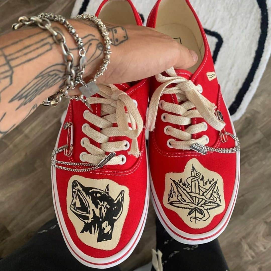 ゲームのインスタグラム：「🩸🦿🦴 🔥 #TuffCrowd #FlameGang」