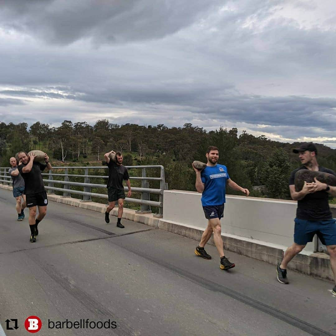 デビッド・ポーコックさんのインスタグラム写真 - (デビッド・ポーコックInstagram)「Someone thought it would be fun to carry some rocks to the top of a hill 👀 Great crew and beautiful walk. Swim in the Murrumbidgee at the end was amazing ❤️」10月17日 6時19分 - davidpocock