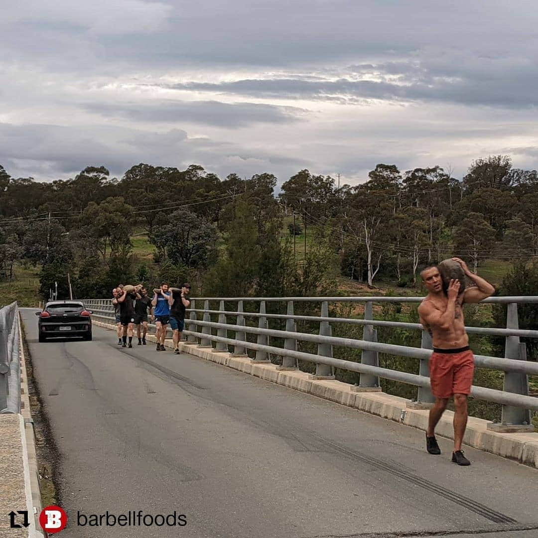 デビッド・ポーコックさんのインスタグラム写真 - (デビッド・ポーコックInstagram)「Someone thought it would be fun to carry some rocks to the top of a hill 👀 Great crew and beautiful walk. Swim in the Murrumbidgee at the end was amazing ❤️」10月17日 6時19分 - davidpocock