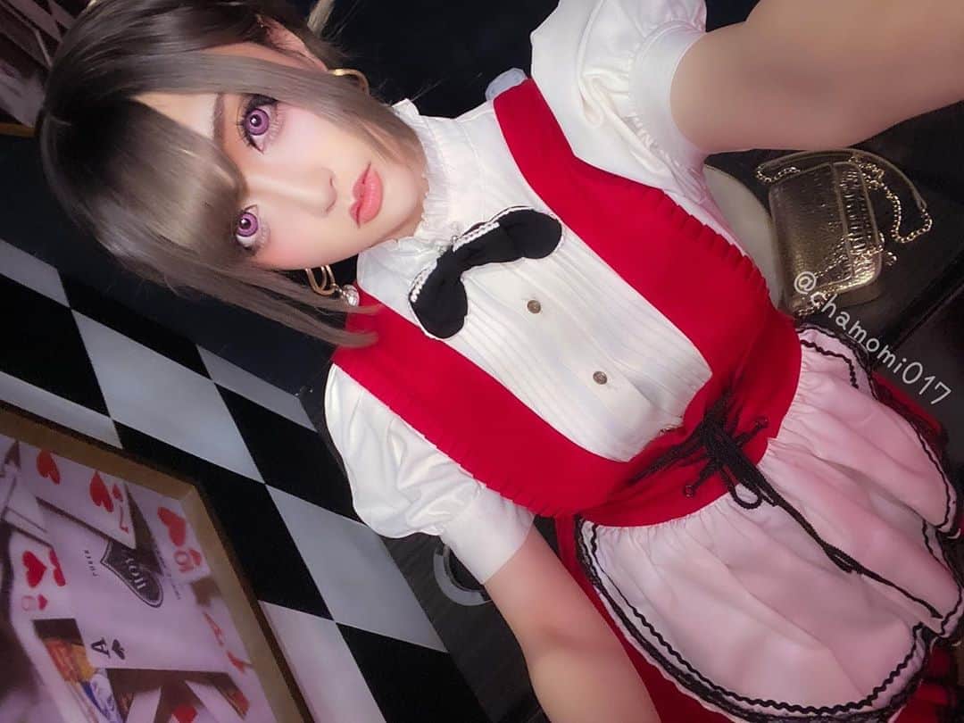 のインスタグラム：「予約の締め切り日があるのでご注意!! ワンダーランドで会えるの楽しみ🌹 気軽に会いにきてね(๑>◡<๑)  よろしくお願いしますーーーッ！ イベント予約受付締切⚠️10/18(日)20:00まで!!  https://twitter.com/chamomi017/status/1317210521708367872?s=21  可愛いアリスな店内でイベントします!!  ‎♣️ワンダーランド撮影＆一日店長♣️ ‎2020年10月31日(土) 新宿 ‎♦️撮影会 10:00〜16:00 衣装2着 ‎♦️一日店長 18:00〜21:00  ‎参加お待ちしてます٩( 'ω' )و ‎▼申し込みと詳細はカモミールのブログを見てね▼ LINEBLOG chamiblog を検索してチェック！！  https://twitter.com/chamomi017/status/1316635500514439168?s=21  よろしくお願いします！！  #ワンダーランド #コラボ企画 #一日店長 #撮影 #撮影会 #新宿 #歌舞伎町 #イベント #コラボイベント #カモミール #コスプレイヤー  #コスプレ女子  #よろしくお願いします」