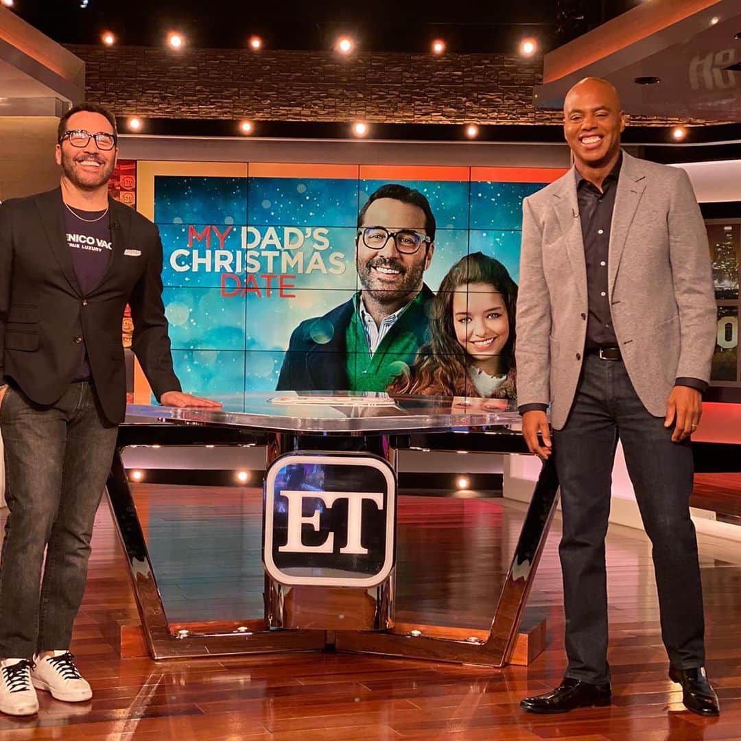 ジェレミー・ピヴェンのインスタグラム：「That look when you’re actually having lots of fun promoting the release My dad’s Christmas date . Was great hanging with  @kevinfrazier and playing the bongos  ( @entertainmenttonight at 7:30 to see) #mydadschristmasdate @msrmedia  @gravitasventures」