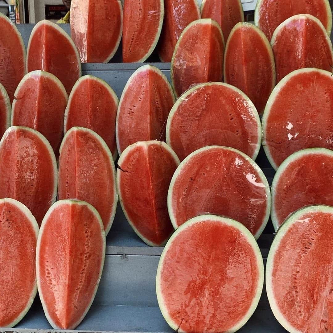 ダニジョーのインスタグラム：「Thirsty? 🍉👋  photo @mashaderevianko」