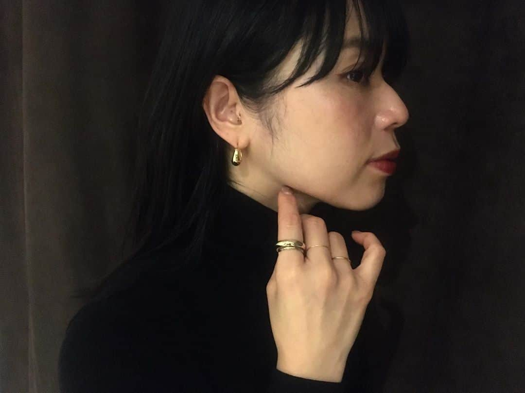 Yu-kiさんのインスタグラム写真 - (Yu-kiInstagram)「New Jewellery💍身に付けるジュエリーは長く毎日つけたいから、シンプルでファッションにも肌にもフィットするものを。シンプルなのに存在感たっぷり。ジュエリーは今はゴールドが気分で、細くて華奢なリングとピアスは寝る時も外さない◎大事にしよう🤍」10月17日 6時28分 - yu_ki96