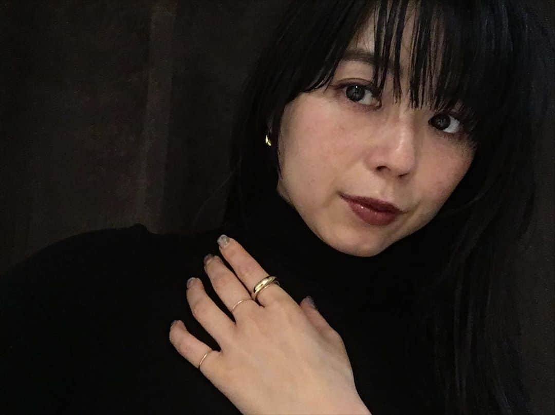 Yu-kiのインスタグラム：「New Jewellery💍身に付けるジュエリーは長く毎日つけたいから、シンプルでファッションにも肌にもフィットするものを。シンプルなのに存在感たっぷり。ジュエリーは今はゴールドが気分で、細くて華奢なリングとピアスは寝る時も外さない◎大事にしよう🤍」