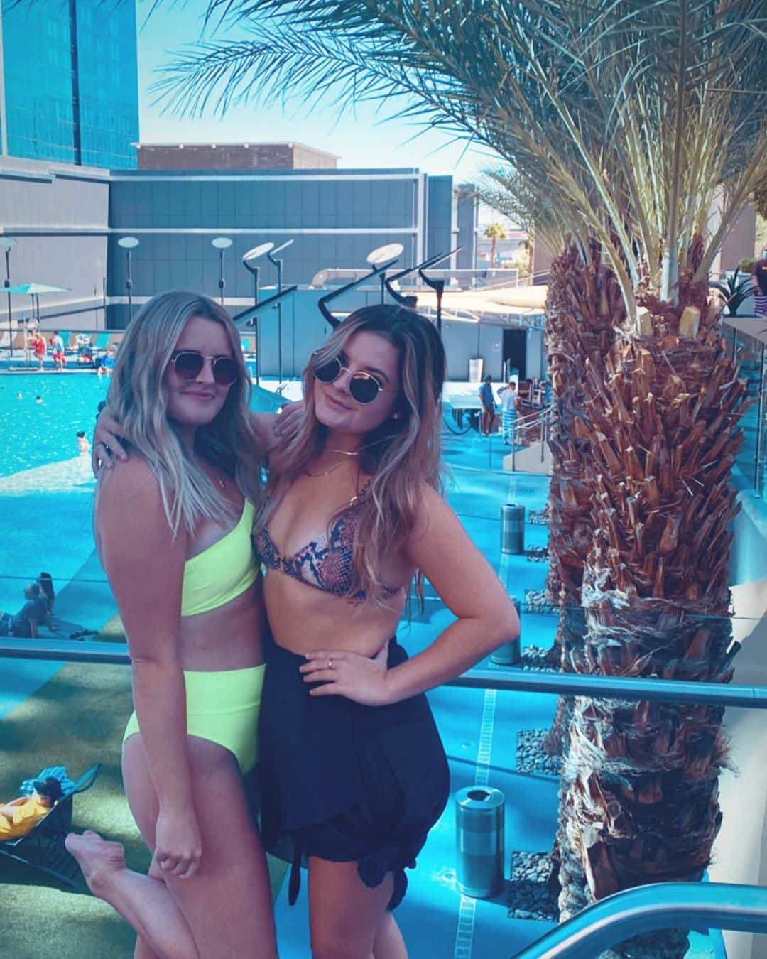 Brooke Marie Hylandのインスタグラム：「What happens in Vegas... goes on Instagram」