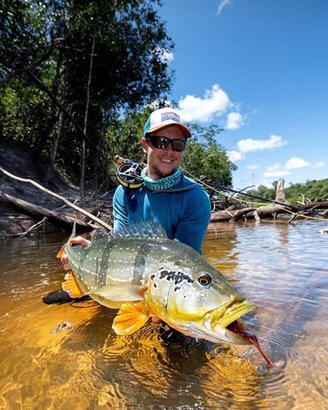 Costa Sunglassesのインスタグラム：「Paca pick-up. 📷: @theflyfishingnation #SeeWhatsOutThere #BornOnTheWater」