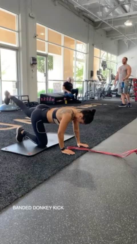 Tianna Gregoryのインスタグラム：「Each exercise I do 3-4 sets with 12-15 reps  Workout with @mev.c_」