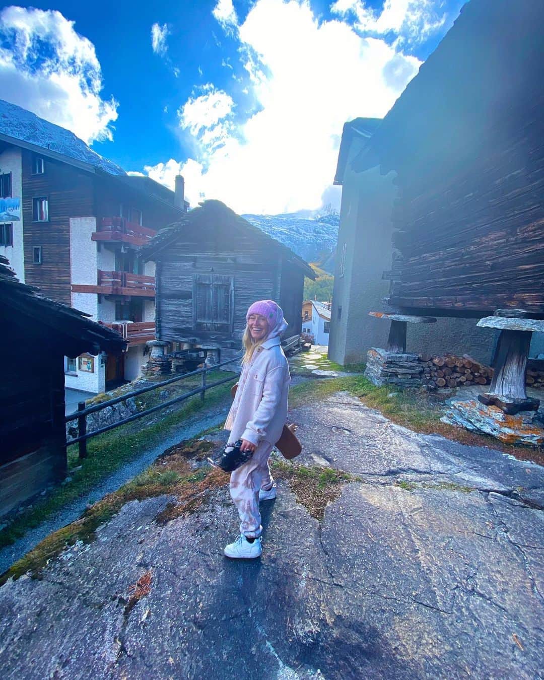 ジェイミー・アンダーソンのインスタグラム：「Love yourself unconditionally- every part of you, just as you are, without trying to change any part of yourself. Forget about who you could or should become and know that you are perfect just as you are in this moment. - My reminders that pop up on my phone and I need to read more often! 💙💙💙 #jafreespirit #jalivingthedream #positiveaffirmations」