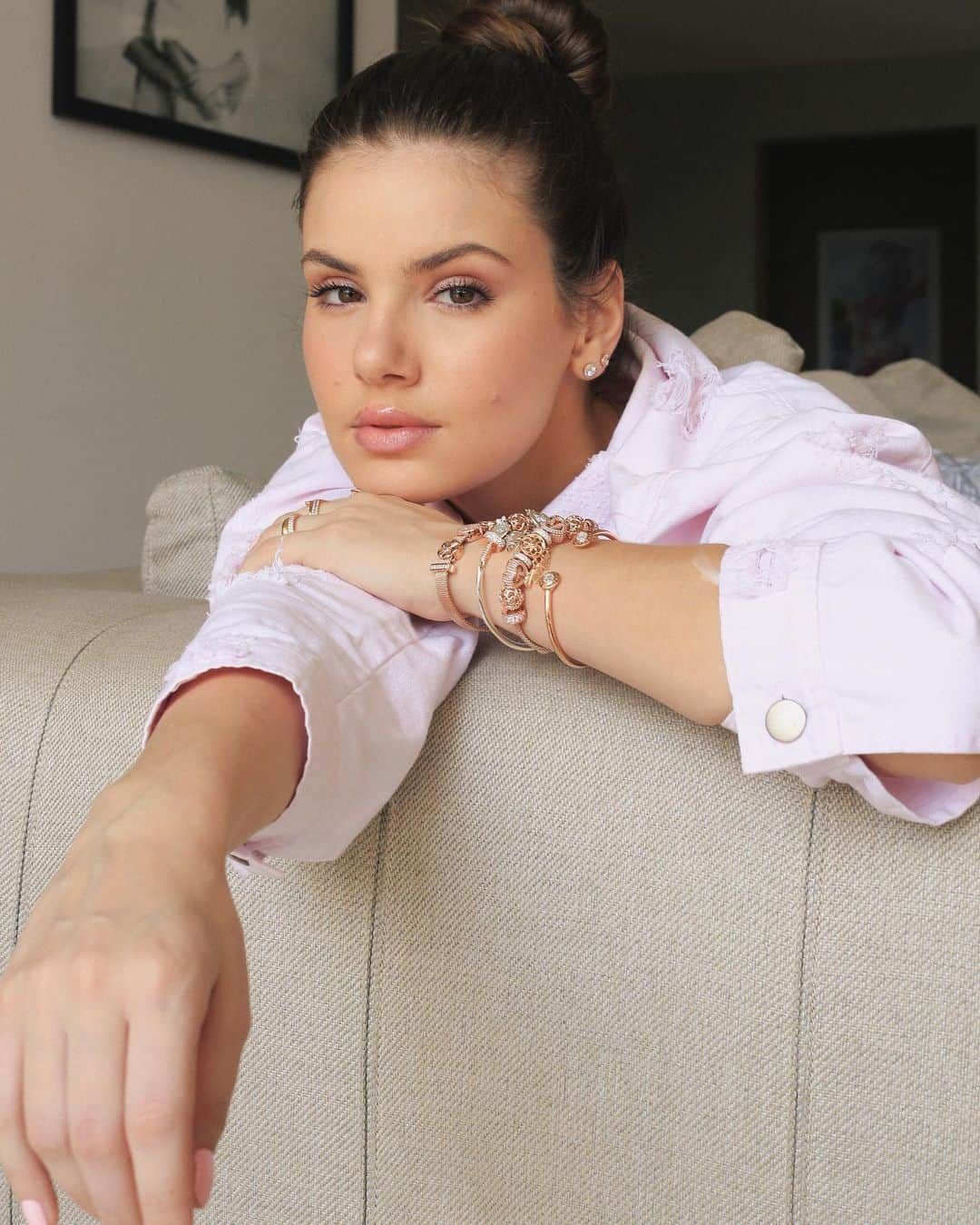 Camila Queirozのインスタグラム：「Feeling pink today 💕 A Pandora tá sempre pensando na gente e dessa vez preparou um surpresa para vocês! É o Bracelet Event, quer saber mais? Corre no site e confira tudo!!! Acesse ExperienciaPandora.com  #BraceletEvent #Pandora  #UmPresenteParaVocê #ad」