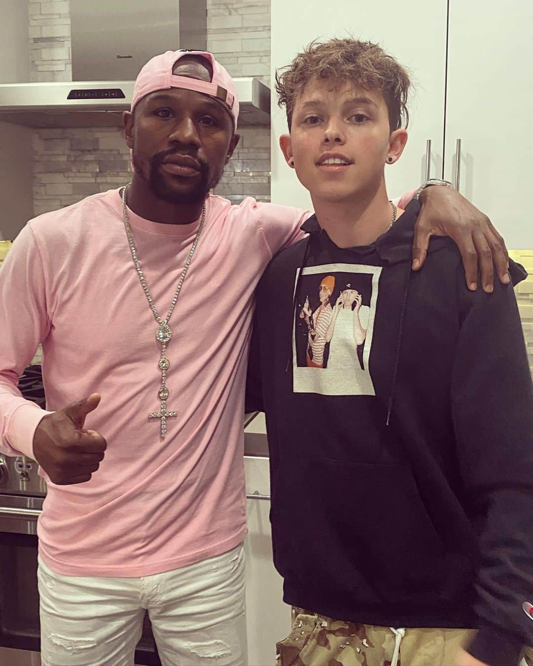 ジェイコブ・ザルトリウスのインスタグラム：「1v1 who you got? 😂🥊」