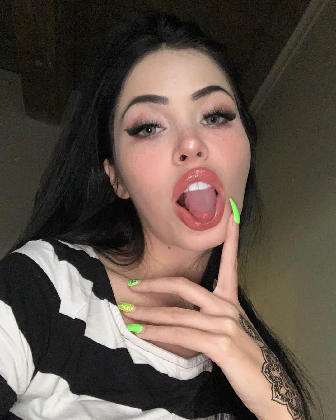 Claudia Alendeのインスタグラム：「headaches are the worst」