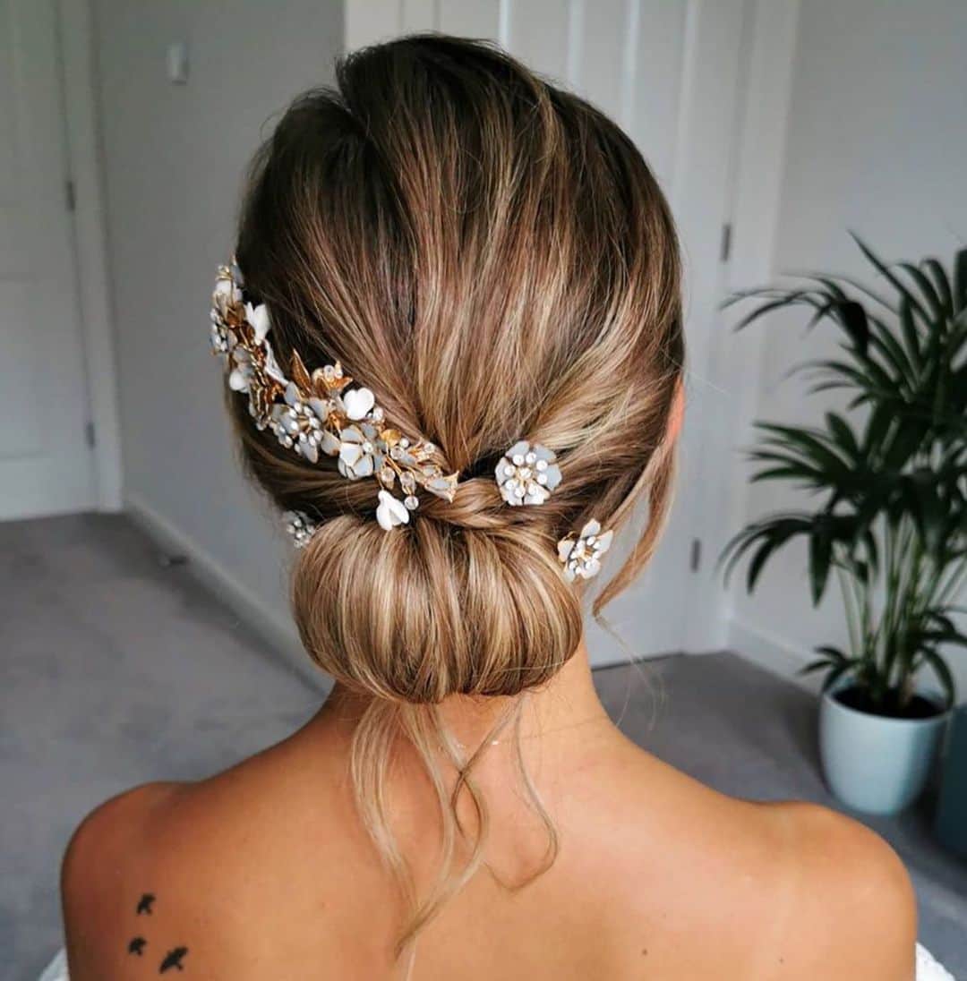 のインスタグラム：「Headed into the weekend with this gorgeous bun on my mind 🤔」