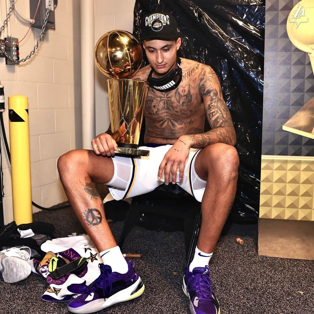 Los Angeles Lakersさんのインスタグラム写真 - (Los Angeles LakersInstagram)「The 2017 draft pick and the 17th trophy. #KuzControl」10月17日 7時00分 - lakers