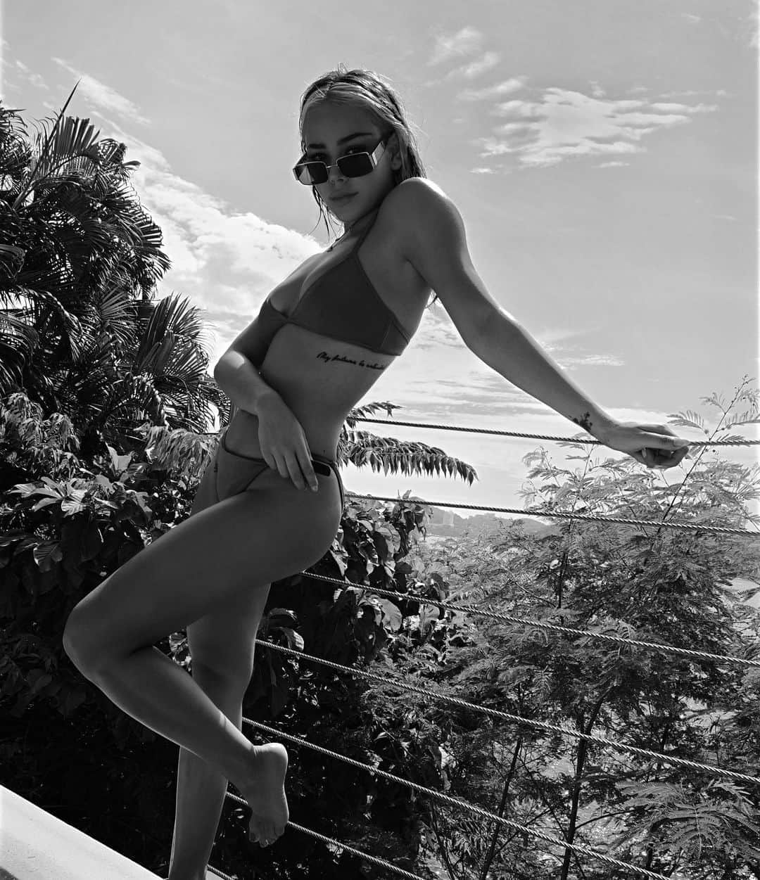 Danna Paolaのインスタグラム：「Si fueras música, yo bailaría y te cantaría de por vida.」