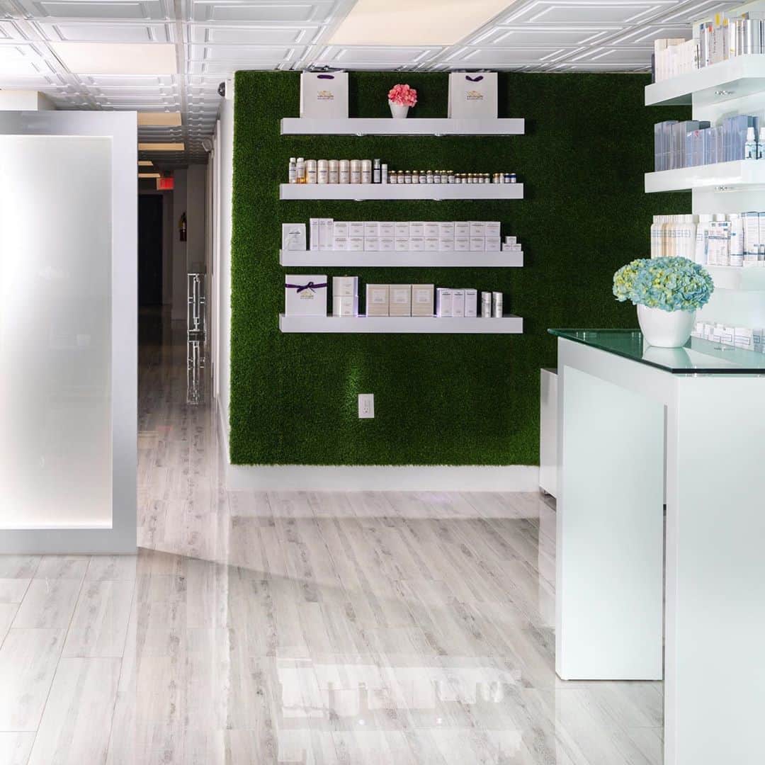 Biologique Recherche USAさんのインスタグラム写真 - (Biologique Recherche USAInstagram)「The weekend is here! Pamper yourself by indulging in a treatment at our partner @flawlessbymelissafox in Florida.  Licensed aesthetician, celebrity facialist and skincare guru, Melissa Fox has been making faces flawless, pore-less and glowing for over 13 years.  Combining her knowledge in dermatology and skincare ingredients with Biologique Recheche methodology, Melissa Fox delivers optimal results with a feeling of relaxation and zen. Enjoy! • • #biologiquerecherche #passion #expert #skin #skincare #weekend #treatyourself #treatyourskin #melissafox #flawless #flawlessskin #flawlessbymelissafox #florida #wellness #wellnesswithbr #buidlingbetterskin #skininstant #followyourskininstant」10月17日 6時57分 - biologique_recherche_usa