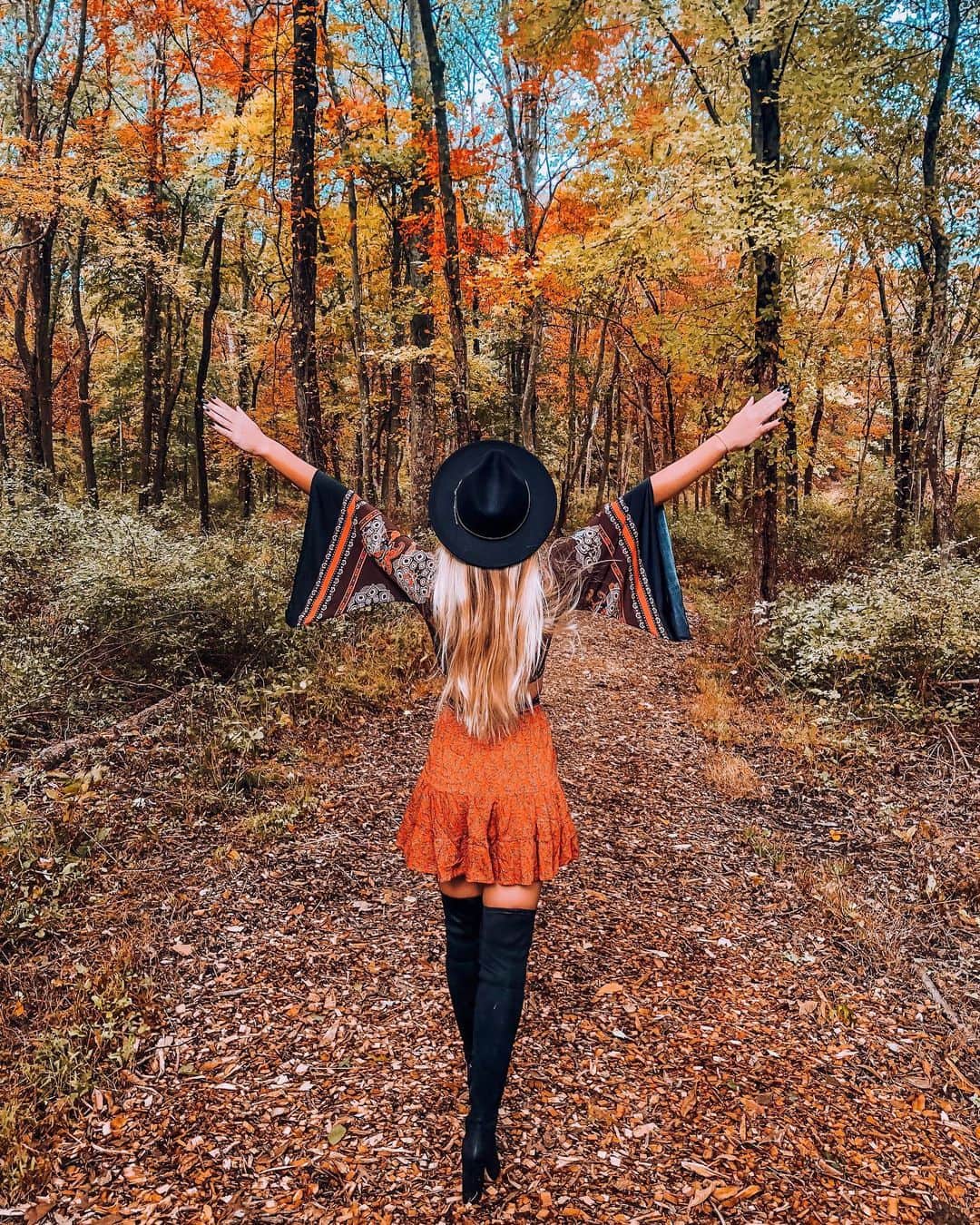 サシャ・カリスのインスタグラム：「My favorite season 🍁 What’s yours? 🌿💦🍁❄️」