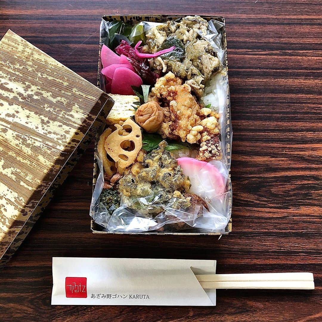 みのり(26)＠東京 ダイエットのインスタグラム：「. . おはようございます。 なん日か前のお弁当日記。 . . #あざみ野ごはんkaruta . . 種類は、いろどり弁当だったような。 他にも焼き鳥、魚があった。 . . 選ぶときは中が見えないから なんだろな〜って "すぺしゃる"みたいな名前を選ぶ。 . ほら、今までは 玄米＋野菜、むね肉みたいな いろどれない弁当だったから . お弁当はこうやって作るんだなぁって 勉強してるよ(^_^)v笑 . さて、今日もお仕事がんばろう。 ごちそうさまでした💓 . . . ◉ライザップ公認の紹介アンバサダーです。 〜紹介特典で、お安く入会できます〜 . ▶︎全国どの店舗でもOK ▶︎カウンセリング予約前にご連絡ください . 📺RIZAP TVCM出演 🏅RIZAP BMG ファイナリスト2017.2018 . #お弁当 #lunch #弁当 #お昼ごはん #テイクアウトグルメ #おべんたぐらむ #グルメスタグラム #グルメ女子 #食べるの好きな人と繋がりたい #ロケ弁 #仕出し弁当 #ケータリング #キッチンカー #デリバリー #グルメ好きな人と繋がりたい #東京 #配達弁当 #お弁当部 #あざみ野」