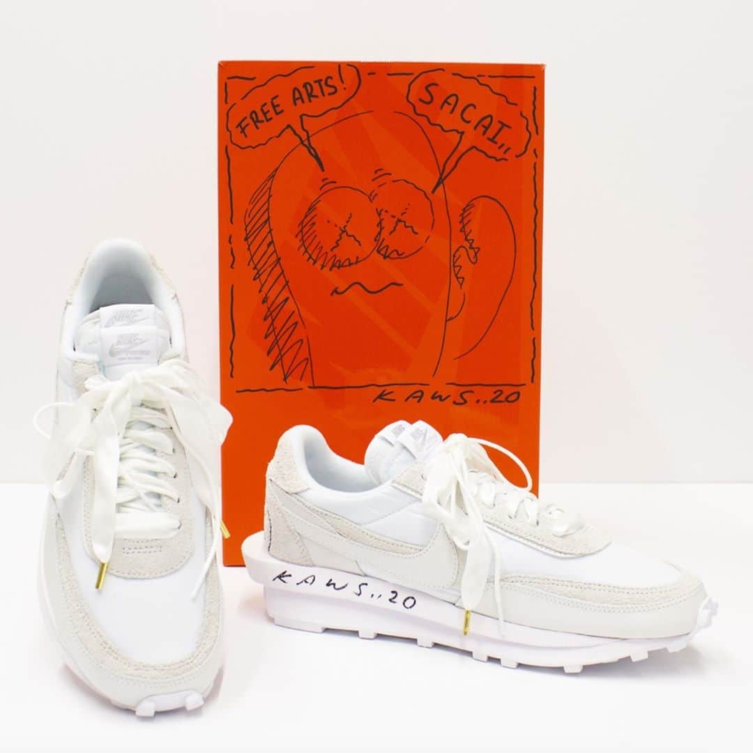 Sneaker Newsさんのインスタグラム写真 - (Sneaker NewsInstagram)「As part of the Free Arts NYC Benefit Auction, @kaws and @sacaiofficial have teamed up to offer two LDWaffles featuring the artist's markings n the shoes and the box. The white and black nylon pairs are currently up for auction; hit the link in our bio for details.」10月17日 7時02分 - sneakernews