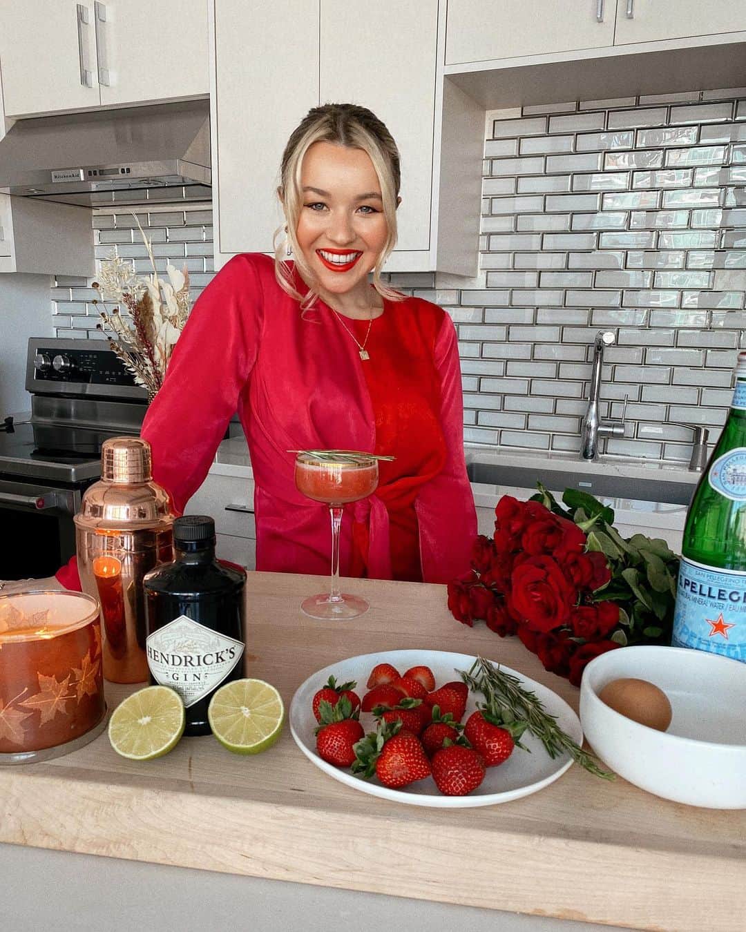 トーリ・ウェブスターのインスタグラム：「Food is fashionable🎀 Just like my closet has room for my favourite dress, my fridge always has room for @castrawberries 🍓🍓🍓 [AD] Today, I made a Luxe Strawberry Fizz Cocktail with fresh strawberry puree. #Californiastrawberries is the perfect addition to any snack, drink, or mealtime accessory. High in Vitamin C and a source of fibre with only 50 calories per 8 California strawberries - it’s no wonder these are always in my fridge! 🍸💓   Link in bio for more recipe ideas like this epic Luxe Strawberry Fizz Cocktail to bring fashion to your kitchen in a delicious + easy way:  -2 Tbsp coarse sugar -1 tsp fresh rosemary leaves -juice of 1 lime -1 cup California strawberries puréed -2 Tbsp pasteurized egg white -1 oz gin (optional) -1 cup ice -2 oz sparkling water #FoodIsFashion #ThisSeasonInCAStrawberries」