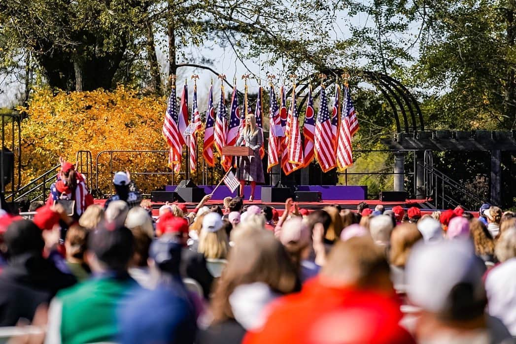 イヴァンカ・トランプさんのインスタグラム写真 - (イヴァンカ・トランプInstagram)「Thank you Cincinnati!  With your help, your voice, and your vote on November 3, we will win Ohio and another historic victory for the People’s President,  @realdonaldtrump! 🇺🇸」10月17日 7時07分 - ivankatrump