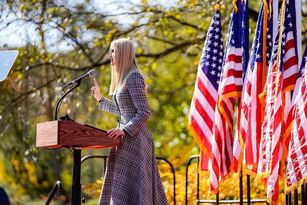 イヴァンカ・トランプさんのインスタグラム写真 - (イヴァンカ・トランプInstagram)「Thank you Cincinnati!  With your help, your voice, and your vote on November 3, we will win Ohio and another historic victory for the People’s President,  @realdonaldtrump! 🇺🇸」10月17日 7時07分 - ivankatrump