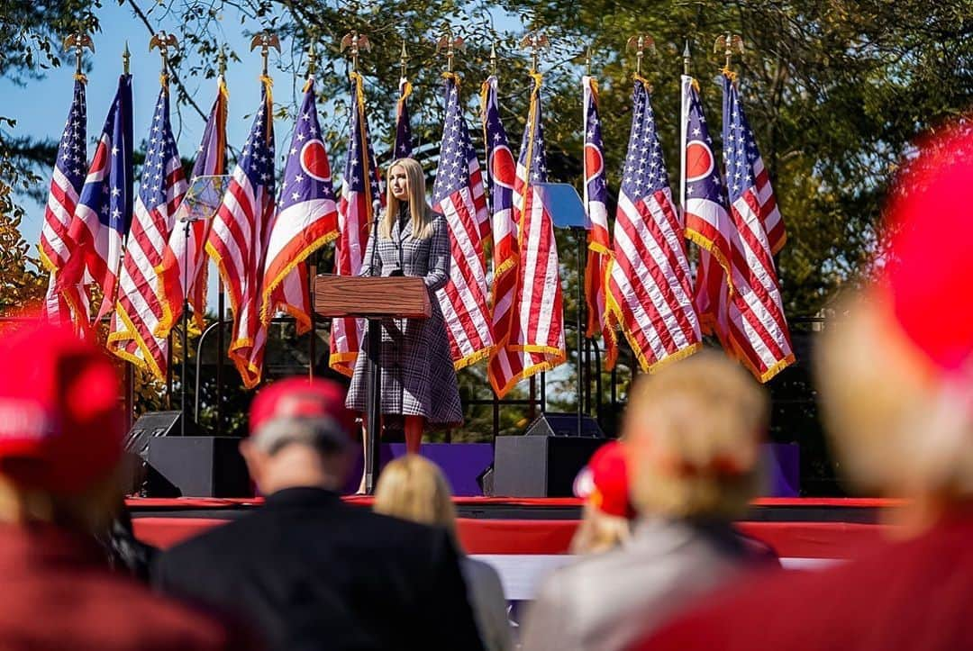 イヴァンカ・トランプさんのインスタグラム写真 - (イヴァンカ・トランプInstagram)「Thank you Cincinnati!  With your help, your voice, and your vote on November 3, we will win Ohio and another historic victory for the People’s President,  @realdonaldtrump! 🇺🇸」10月17日 7時07分 - ivankatrump