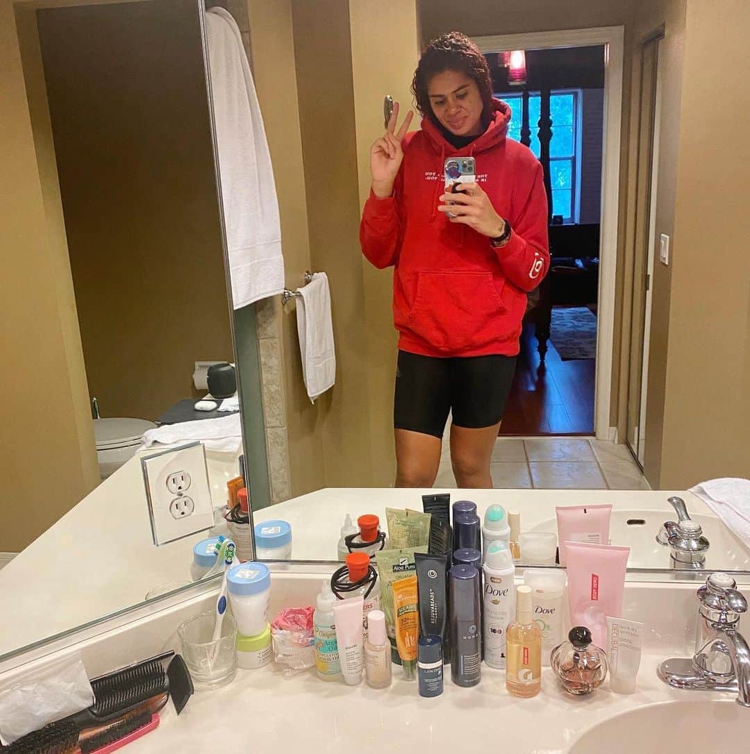 Glossierさんのインスタグラム写真 - (GlossierInstagram)「WNBA star @amandazahuib’s Wubble Top Shelf, feat. Body Hero Daily Perfecting Cream, Body Hero Dry-Touch Oil Mist, Priming Moisturizer, and Futuredew ✨」10月17日 7時10分 - glossier