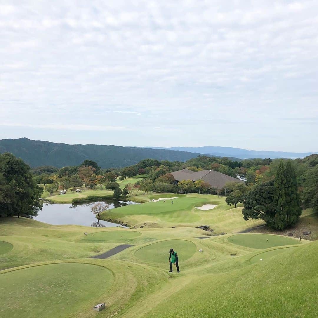 生島早織さんのインスタグラム写真 - (生島早織Instagram)「やってしまった💦💦💦  コースに着く前に気付いた😅  バイザー忘れた🤣 勿論キャップも無い💦  朝も早く、ゴルフショップが開いているわけもなく・・・  ゴルフ場の、プロショップで購入する事に！  色やデザインもさる事ながらメーカー重要😂  普段かぶっているマジェスティ🧢 ウエアでお世話になっているアダバットもない💦💦  ブリジストン スリクソン フィラ 23区 ナイキ JL オークリー  その中で・・・  長年ボールを提供して頂いていたスリクソンのキャップを購入🧢  一緒に回っていたお客様からは、『プロなんかいつもと違うと思ったらキャップスリクソンやん‼️』って。  写真ではわかりにくくかったですね😅  このショートホール⛳️  どこのコースかわかるかな？ 男子、女子、シニアのトーナメント開催コースです⛳️  そして、夜は〜  家族で温泉へ♨️ そこで、とれたて松茸を🍄  国産松茸〜❣️❣️🍄  贅沢にもお腹一杯に頂きました🍄  スポーツの秋⛳️ 読書の秋📚  やっぱりやっぱり食欲の秋🍄  四季のある日本🇯🇵 四季それぞれの旬の素材を楽しめて、なんて素敵な贅沢なんでしょう❣️  数日前の高圧ジェットホース‼️  水不足の国では絶対に使えない💦 断水の為、短時間のシャワーだけで1週間のうち1日しかお風呂に入れなかった事を思ったら、お風呂に毎日入れるだけでもありがたいと思えた事。  新型コロナで当たり前が当たり前に出来ないことも沢山出て来たと思うけどそれでも日本は素晴らしい❣️ そんな日本での生活を大切にしたい❣️  #忘れ物 #今日もゴルフ #女子プロゴルファー #ママはプロゴルファー  #アダバット #adabat  #マジェスティ #マルマン #国産松茸 #四季のある国 #日本満喫中」10月17日 7時13分 - saori.ikushima