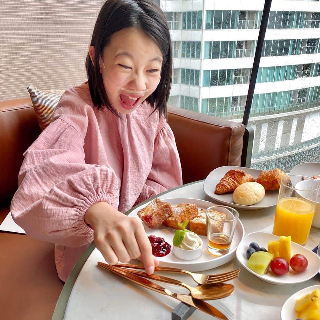 yukiさんのインスタグラム写真 - (yukiInstagram)「おはようございます。﻿ ﻿ 三食、朝食でもイイくらい﻿ 朝ご飯のような食事が大好きな私です🍳﻿ ﻿ その為、泊まりに行った先での﻿ 朝ご飯には毎回期待と希望が高まり、﻿ ダラダラとエンドレスに食べては﻿ 私史上一番幸せな時間を過ごす…という🥖﻿ ﻿ もう、しばらくブュッフェがないけど﻿ それでも、多幸感が溢れておりました🤍﻿ ﻿ #朝食大好き﻿ #ホテルの朝食﻿ #朝ご飯みたいなご飯が好き﻿ #東京のオシャレなホテル﻿ #milka」10月17日 7時14分 - milkayuki