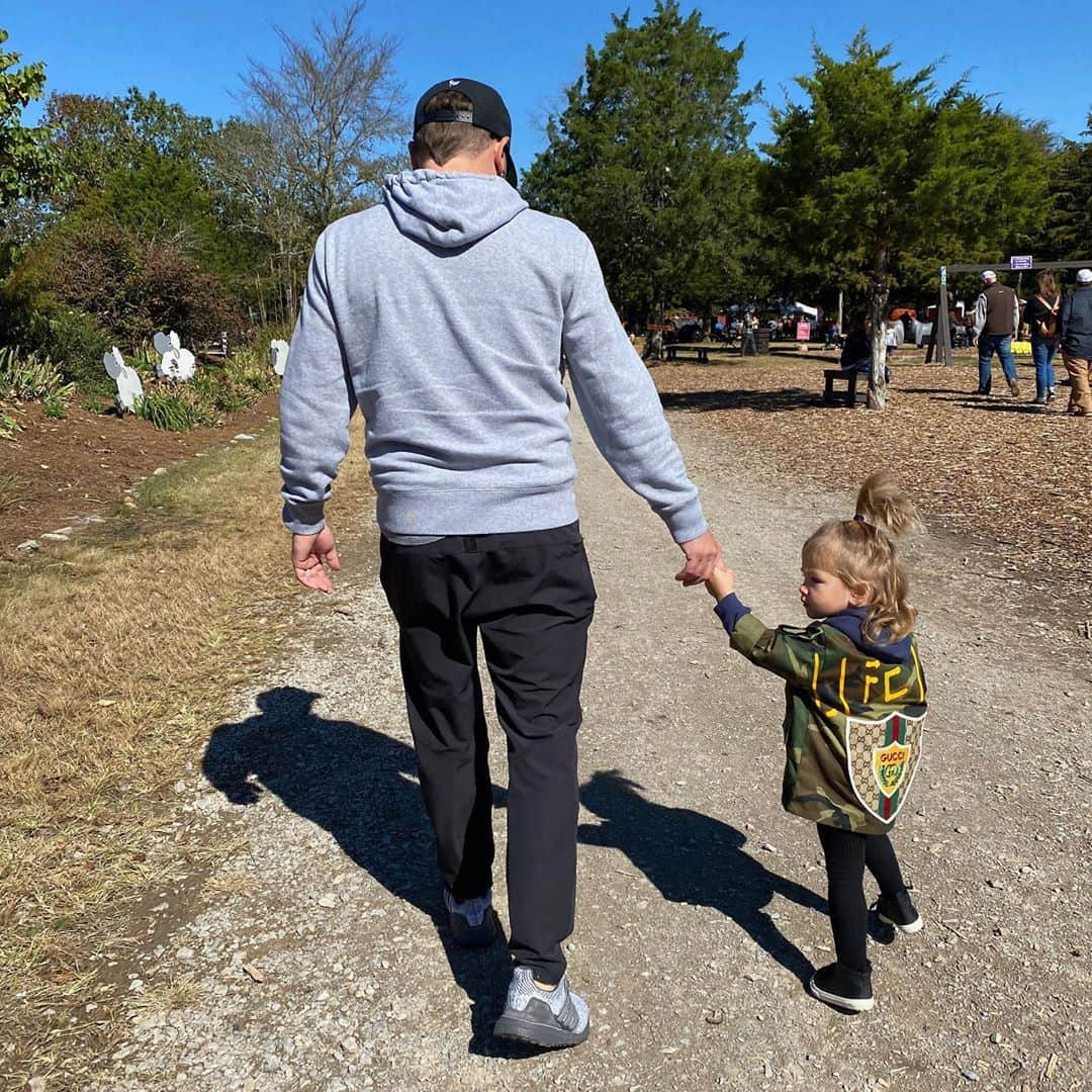 ジェイソン・アルディーンさんのインスタグラム写真 - (ジェイソン・アルディーンInstagram)「Friday field trip to the petting zoo. 🐐 🦃 🐴 🐖 #navyrome」10月17日 7時28分 - jasonaldean