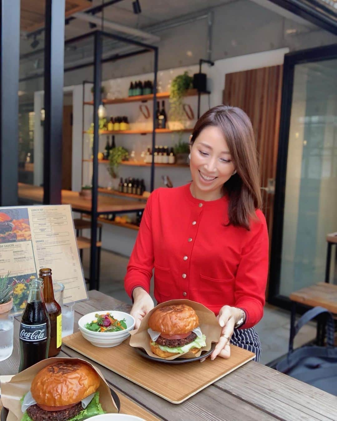 宮田綾子さんのインスタグラム写真 - (宮田綾子Instagram)「⁑ @bergmann_burger  ベジバーガー🍔美味しい！ お肉じゃなくて10種類以上の穀物や野菜をブレンドしたベジミートなの ヘルシーでもボリューム満点だった！ 世界的フラワーアーティストのニコライバーグマンさんがプロデュース💐 @nicolaibergmann  北欧のインテリアを使用した店内はさすがシンプルでおしゃれ  このOggi.jp掲載のカーディガンがお得に購入できるよ、私のストーリーズからスワイプアップしてね！  ___________________∞__________________  インスタコンサルティング 受付中 詳細は @ayako__miyata  プロフィールURLよりご覧ください﻿﻿﻿﻿ ___________________∞__________________  #bergmannburger #バーグマンバーガー #六本木グルメ #pr #西麻布グルメ #ベジバーガー #nicolaibergmann #ニコライバーグマン #バーガー #グルメバーガー #おしゃれカフェ #六本木カフェ #六本木ランチ #くいしんぼう #食べスタグラム #フードスタグラム #kmkk」10月17日 7時29分 - ayako__miyata