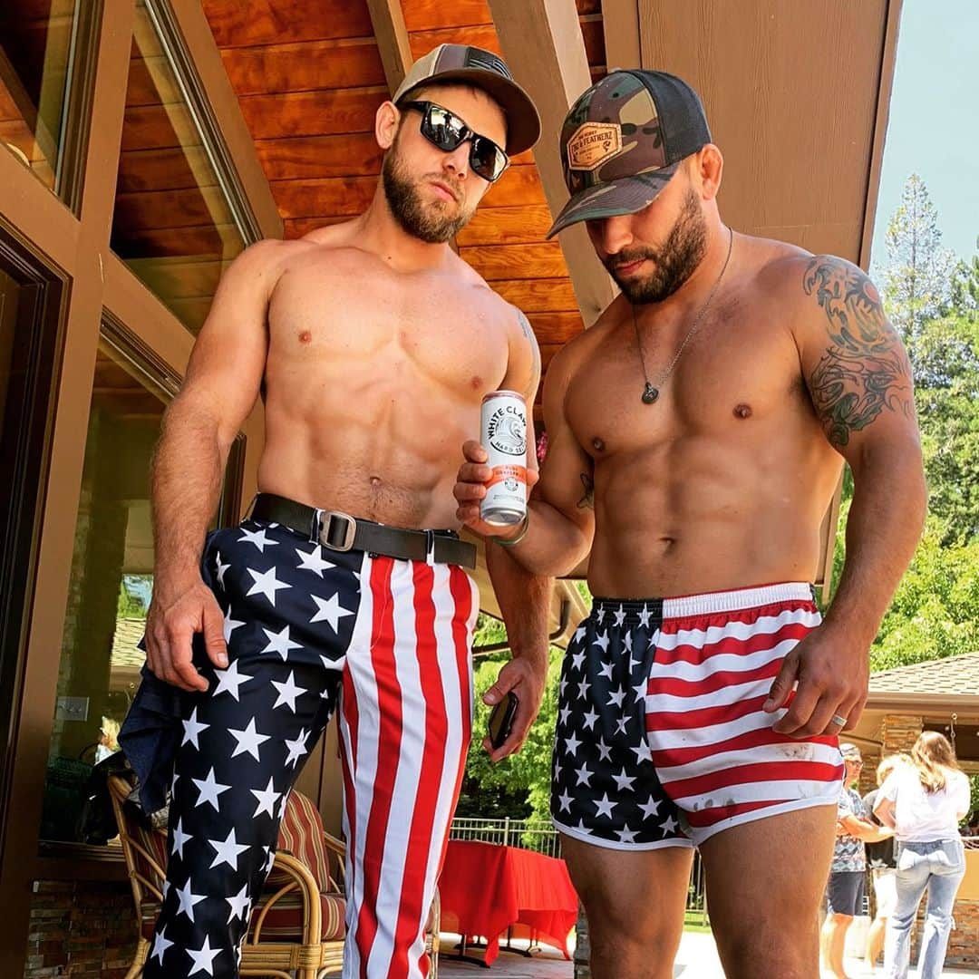 マックス・シエリオットのインスタグラム：「Samesies... @chadmendes and I livin our best life 🤷‍♂️ 🇺🇸 #flashbackfriday #workinonawhiteclaw #sorrywerefun #cabanaboys #summer #fbf #fridayvibes」