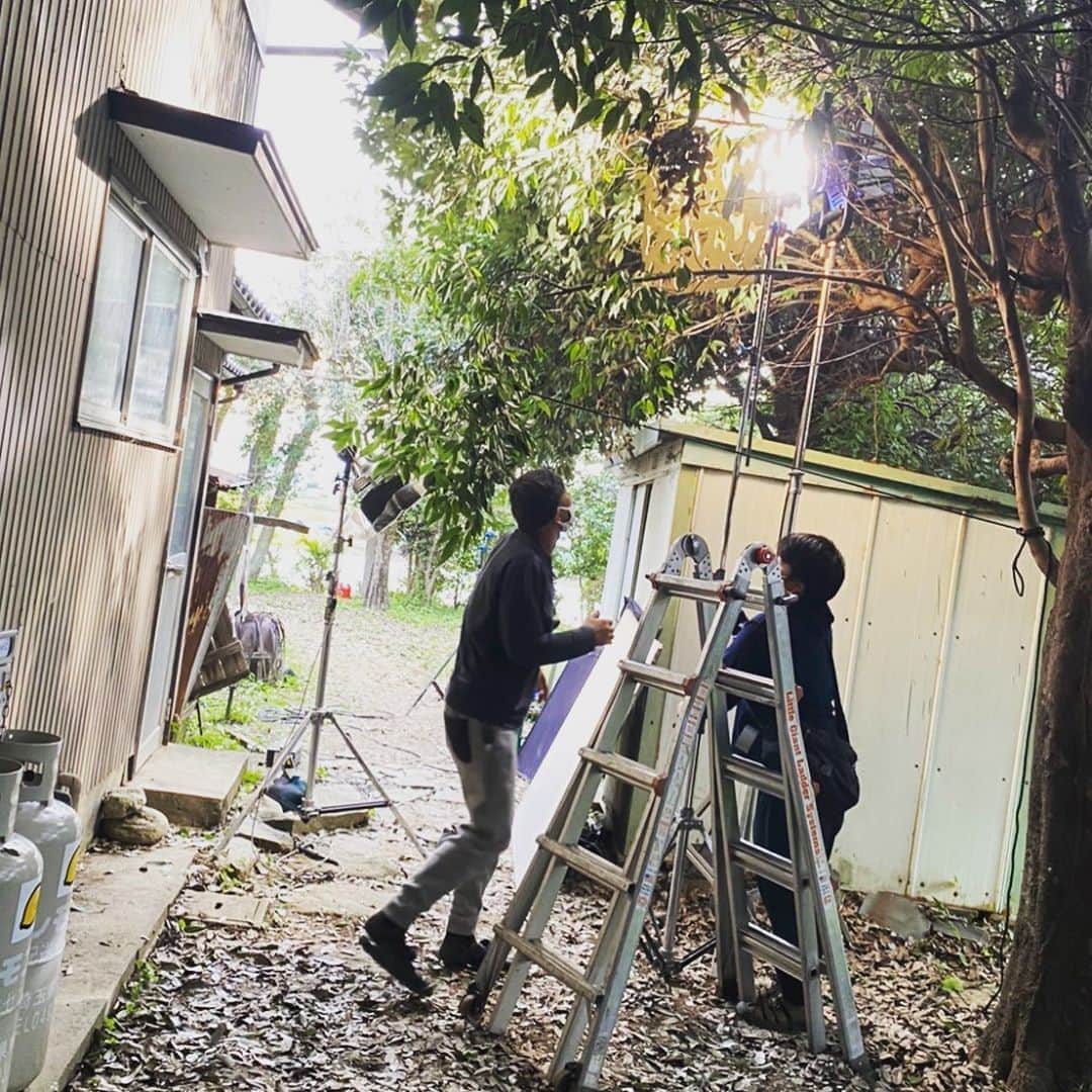 のインスタグラム：「陰で光をつくってくれる職人たち。  #シュシュシュの娘」