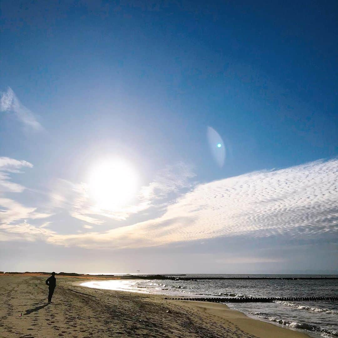 坂部友宏のインスタグラム：「午後3時半で、もう夕日の色🌅  少しだけ、海と空を眺める時間。  仕事で海岸へ👍  #日和山浜 #新潟市  #空好き #海好き #夕日好き #夕焼け愛好家  #細かい雲 #名前が浮かばない  #坂部友宏」