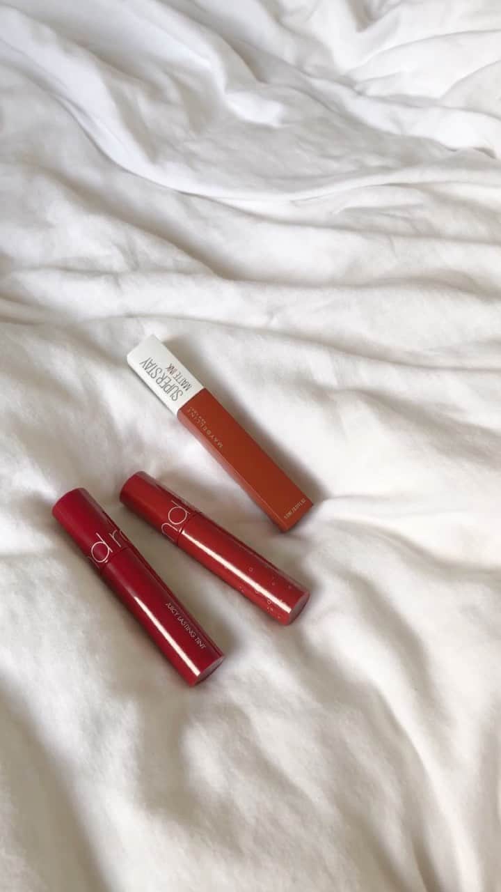 のインスタグラム：「#マスクにつかないリップ 😷💄﻿ ﻿ ✔︎ @romand_jp ジューシー ラスティング ティント #12 CHERRY BOMB🍒﻿ ✔︎ @romand_jp ジューシー ラスティング ティント #16 CORNI SODA🍹﻿ ✔︎ @maybelline スーパー ステイ マットインク 135 GLOBETROTTER🧳﻿ ﻿ メイクの中でも大好きなアイテムの #リップ 💋﻿ ﻿ 今はマスク生活で、すっかり最近はメイクをしてもリップをつけなくなってしまったのが寂しくて、もはやメイクの意味〰️🙄﻿ ﻿ ってなってたくらいリップで顔の印象がすごく変わるから、できるならリップは付けたいけど、マスクにベタっとくっ付くのがイヤで(たぶん好きな人はいない)☹️﻿ ﻿ マスクにつかない＝落ちにくいリップを探していて、いつもながら心友情報で、まずは #プチプラ もうれしいロムアンドとメイベリンのものを😘﻿ ﻿ 初めてのロムアンドは #韓国コスメ で、こないだ @hiura_yuika に教えてもらっていい感じだったから、2色買い☺️✌🏼💕﻿ ﻿ 名前の通りジューシーなトロッとしたテクスチャーで香りも良し🍊🍋﻿ ﻿ 付けた感じとは裏腹に、ティントだから、しっかりティッシュオフすれば(乾かす方のでも🌬)、程よく色が残って🧏🏼‍♀️🍎﻿ ﻿ たぶんちゃんと乾かしてからティッシュオフした方が、よりリップの良さが出るかなぁと思います👄﻿ ﻿ メイベリンのも名前の通りスーパーステイ！マット！そしてインク！w語彙力！w﻿ ﻿ ロムアンドと比べると、ひと塗りでかなりしっかり色がつくので、ちょんちょん塗りで調節しながら塗っていくのがいいかなと😉🖌﻿ ﻿ テクスチャーは塗ってからわりとすぐ乾いてくるサラっとした感じの仕上がりに🌟﻿ ﻿ どの色も秋冬のファッションに合いそうな、深みのあるテラコッタ、ボルドー系で揃えました🥳﻿ ﻿ 今回のリールでは、﻿ ﻿ 「マスクにつかないって本当？ティッシュオフってどれくらいしたら良い？メイク落としで落ちる？」﻿ ﻿ って自分が思ってた疑問を詰め込んでみました😝🔎✨﻿ ﻿ 検証結果的には、早送りだから分かりにくいのですがw﻿ ﻿ ティッシュオフは最低3回以上しないと手に付きました🥴﻿ ﻿ それをしたら、本当にピタッと色が付くので、マスクにつかないかと❣️﻿ ﻿ メイク落としは、今回拭き取りのものを使いましたが、軽く拭き取ったくらいだと落ちなかったし、メイベリンに関しては全然落ちなかった👏🏼🤣﻿ ﻿ ただ、あくまで手にのせてるので、ここまで残りましたが、唇の方が柔らかくて落ちやすいです😚🧼(検証済👩🏼‍🔬)﻿ ﻿ 今回はプチプラを先にGETしましたが、デパコスもまたタイミング見てチェックしたいなと思ってます😋﻿ ﻿ ちなみにロムアンドは楽天で買って、メイベリンはプラザで買いました😇﻿ ﻿ メイベリンがすごくて、お店でタッチアップできないから、オンラインサイトでセルフィーでリップを試し付けしてくれるサービスがあって、今どきだなぁと感動したし、それで試して決めました🤗🛍﻿ ﻿ 以上、マスクにつかないリップ、プチプラ編でした😙💕﻿ ﻿ #lipstick #lip #lipgloss #beauty #cosmetics #cosmetic #lifestyle #プチプラコスメ﻿ ﻿ ﻿ ﻿ ﻿ アップデートしてから音楽機能がまた使えなくなって(前も使えなくて、急に使えるようになった)、外部アプリで付けてるのだけど、ほんと早く直って欲しい🙏🏼🤯😂😩」