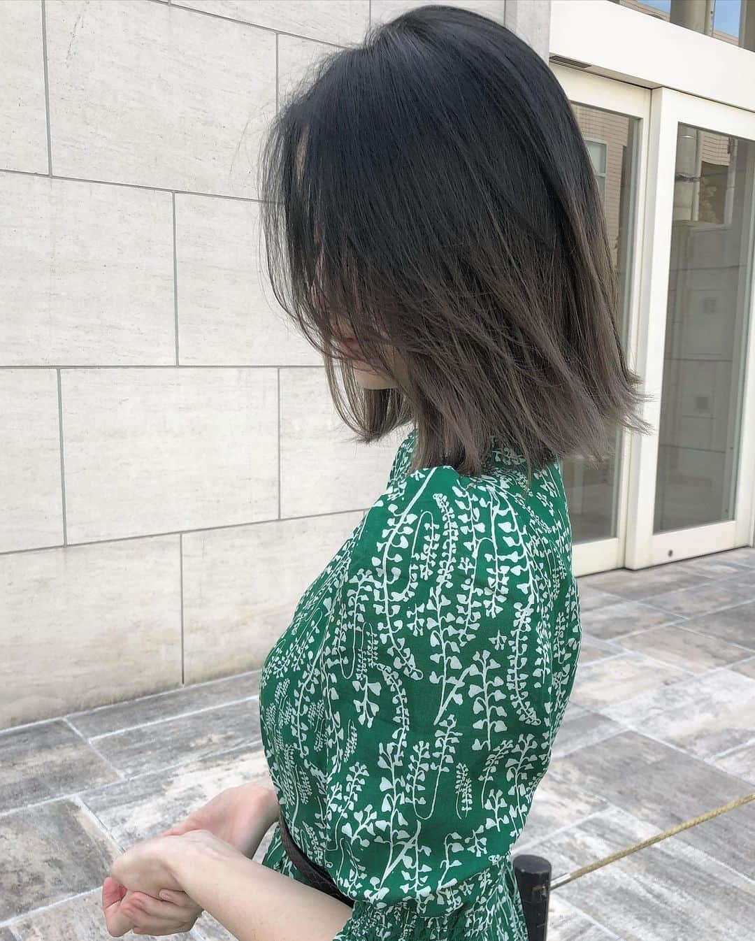 神能裕貴のインスタグラム：「🌫 Saya Ichikawa 🌫 顔周りと前髪がポイント🖤 &カラーメンテナンスです！ 市川さんいつもありがとうございます！  #SHIMA#balayage#highlight#shadowroot#ombre #オンブレ#オンブレカラー#ハイライト#バレイライト#バレイヤージュ#海外ヘアー#リアル海外ヘアー#市川紗椰」