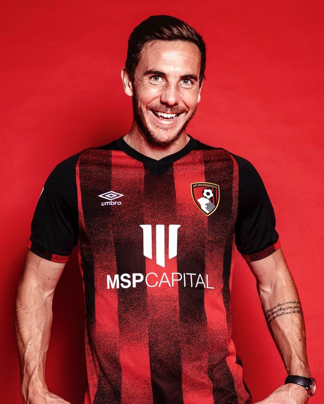 AFCボーンマスさんのインスタグラム写真 - (AFCボーンマスInstagram)「This weekend’s cover star 🤩 Dan Gosling features in tomorrow’s programme 📕⚽️ #afcb 🍒」10月16日 22時39分 - afcb