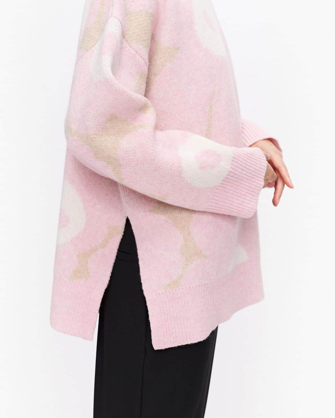 マリメッコのインスタグラム：「What's the most beloved Unikko item in your wardrobe? We are loving the new Onnekas Unikko knitted pullover in a delicate pink colorway. The soft wool and comfortable fit make the knit feel like a warm hug we all are craving for. Now available at marimekko.com and in-store. #marimekko」