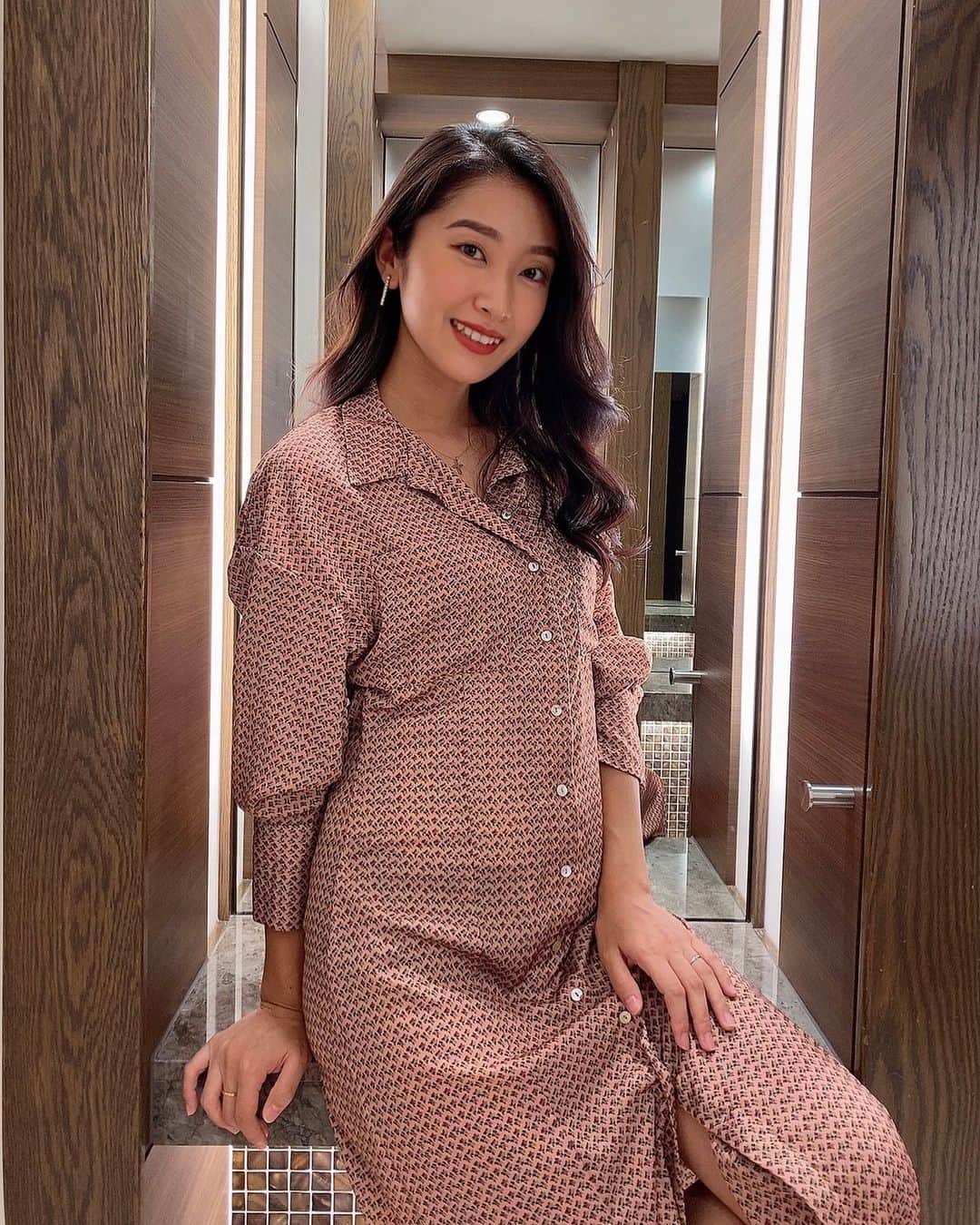 恵里花のインスタグラム：「皆さんからのお祝いメッセージ﻿ 本当にありがとうございます☺️❤️﻿ ﻿ 現在6ヶ月目に突入🤰🏻﻿ 安定期に入ってからお腹が大きくなるスピードが﻿ 早くて驚いています😅💦﻿ ﻿ 正直、妊娠初期は今までになかった身体の変化や﻿ 悪阻についていけないこともありました…😰﻿💥 ﻿ そしてマタニティーライフの﻿折り返し地点を迎えた今。﻿ まだまだ未知な世界が待っていますが﻿ 自分なりのペースで楽しんでいこうと思います☺️💓﻿ ﻿ #妊娠報告 #マタニティ記録 #公式たまひよグラマー  @tamahiyoinsta」