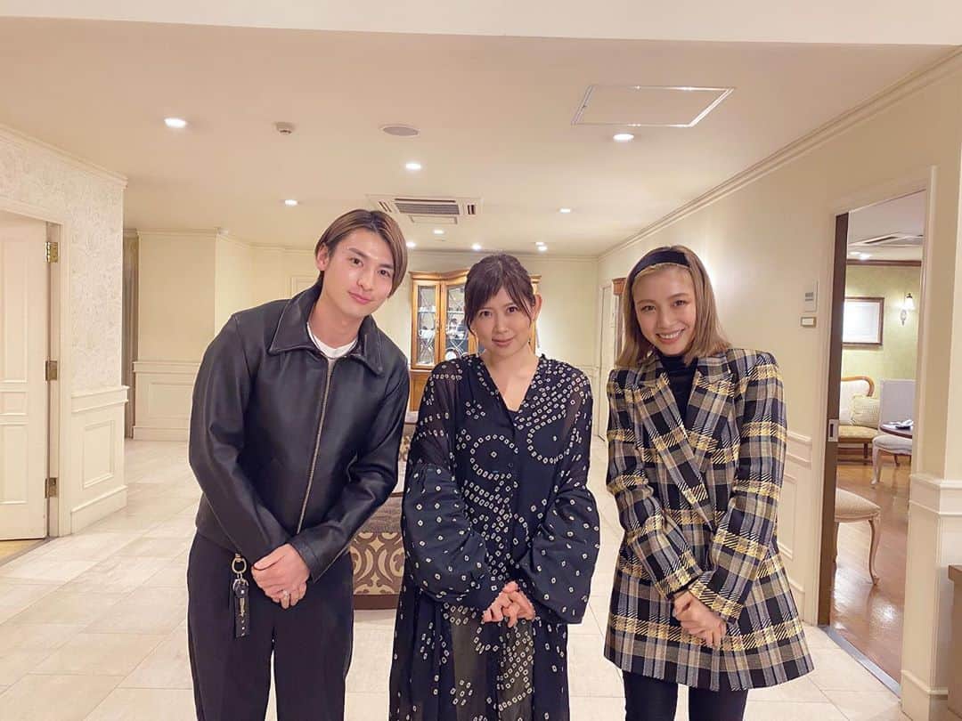 honoka のインスタグラム：「絢香さんのオンラインライブを﻿ 見させて頂きました✨﻿ その後にご挨拶もさせて頂き﻿ お忙しい中お写真も撮って下さいました😭﻿ ﻿ 絢香さんの歌声とMCで話されていた言葉が﻿ 本当に心に刺さって﻿ めちゃめちゃ感動しました。。。﻿ ﻿ 絢香さんがおっしゃっていましたが、﻿ コロナ禍の影響で今までの当たり前だった事が﻿ 急に当たり前じゃなくなって、、﻿ 当たり前のようにライブができてた﻿ 今までの有難さにも気づけました。﻿ ﻿ 画面越しでもダイレクトに伝わる﻿ 教会の響きと歌声が本当に素晴らしくて﻿ 昔から聴いてた曲も沢山聴けて﻿ 本当に幸せな1日でした。﻿ ﻿ 今日は幸せに浸りながら休みたいと思います。﻿ あぁ、、嬉しい😭❤️」