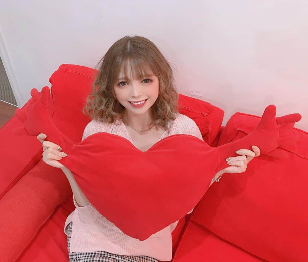 橘咲良のインスタグラム：「ハートから手が生えてた🙌🏻❤  #プルクラ撮影会 #photostudio  #秋服 #ニットコーデ  #ハート #portrait #赤 #sofa #cushion #heart  #kingrabbits #橘咲良だぞ🌸」