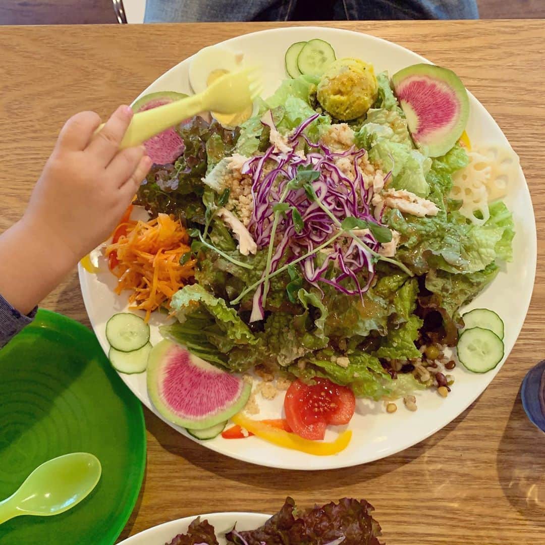 砂賀美希さんのインスタグラム写真 - (砂賀美希Instagram)「#妊婦検診 後の昼下がり #オーガニックランチ 🥗 @natubrown   たくさんカラフルなお野菜が摂れて食べ応えもあって 子どももパクパク食べていたのが何より美味しい証。 ごはんで元気もらいました😊  #群馬 は子供連れのわちゃわちゃに寛容なお店が多くて…とってもありがたいです。  東京にいた時は #コロナ対策 で外食は全くしなかったので 最近の生活がなんだか不思議。 やっぱり新しいところへ行ったりお出かけって楽し❣️  そのぶん。 出先でいただいたものからの身体へのリアクションが大きい💦 どんなものを食べたかで身体の反応が分かるようになってきたのは私的な進歩かも🤨👍  うーんそれにしても… 続々と運ばれていくフワッフワの #シャインマスカット の #パンケーキ がとーっても美味しそうだった…🥺🥞✨ #グルテンフリー生活 にしてそろそろ2ヶ月経つというのに 食べものに対する欲ってどれだけ深いんだろう…ねw ・ ・ #グルテンフリー #いつまで #続ける #そろそろ #本当に #心が折れそう #小麦大国 #オーガニック #有機野菜 #自然食 #ビーガン #おすすめカフェ #群馬カフェ #妊娠後期 #食べすぎ注意 #塩分控えめ #マタニティ #ママリ #子連れカフェ」10月16日 22時58分 - kimiganasu