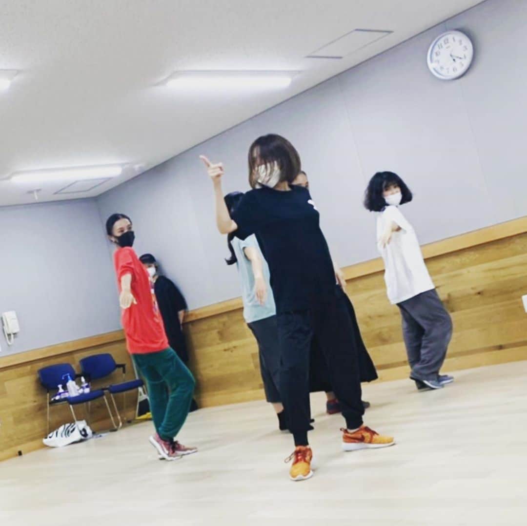 真崎ゆかのインスタグラム：「今日は楽曲制作DAYでしたー🎙 ※写真は日々の稽古風景〜 ・ 稽古を重ねていく度に、楽曲のボーカルイメージも当初より固まってきてます。 曲の仕上がりと劇場のスピーカーで聴くのが楽しみだわん。 ・ 今回飛沫防止の観点から生歌ではないのですが、女子11人の今作オリジナルの楽曲を多数聴いていただけますので、どうぞお楽しみにー‼︎ ・ ご予約はアカウントTopページのリンクからお願い致します😊 ＝＝＝＝＝＝＝＝＝＝＝＝＝＝  PUNKBANK第6回公演 「Life On Mars?」  容姿端麗な処女しか入店できないレビューサロン「ル・クラブ・ド・マーズ」で、憧れのマーザーを目指してセイシュンをひた走る少女たち。 「夢」や「希望」といった言葉に隠された信仰心・自己愛・承認欲求と、社会から分断された環境での人間の結束とそこから生まれる幸福感をテーマにした、グラマラスかつ奇妙な美女軍団ミュージカル。  【日時】 2020年10月 29日（木）19:30 30日（金）14:00、19:30 31日（土）13:00、17:00 全5回公演  【チケット】 全席自由 前売り￥4000 当日¥4300 学生¥3000(要学生証)  神奈川県立青少年センタースタジオHIKARI ※神奈川県マグカルシアター参加作品  【出演】 小林風花 安部萌 奥萌 小林優里 杏実えいか 安宅陽子 内田莉紗 一岡杏奈  （以下PUNKBANK） 土肥麻衣子 真崎ゆか 秋草瑠衣子  【スタッフ】 作・演出：秋草瑠衣子 舞台監督：織田圭祐 音響：鈴木はじめ 照明：平曜 振付：末冨真由（PUNKBANK） 楽曲：常松祐太、真崎ゆか（PUNKBANK) 衣装：Tetsuya 美術：PUNKBANK 制作：藤田理子、PUNKBANK 協力：江古田のガールズ、株式会社トランセンド、妖精大図鑑、碗プロダクション、MAパブリッシング、エイベックス・マネジメント株式会社 主催：神奈川県、PUNKBANK」